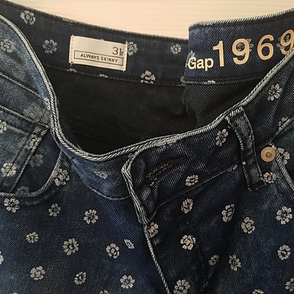 Jeans with flower prints - Picture 3 of 4